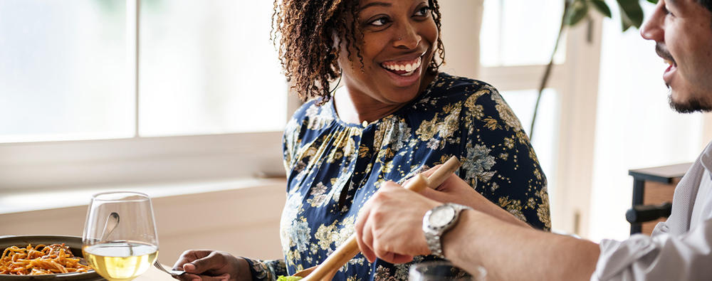 Mujeres sonrientes mientras comen su comida.