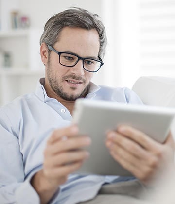 Un hombre leyendo sobre Iberogast en su tableta